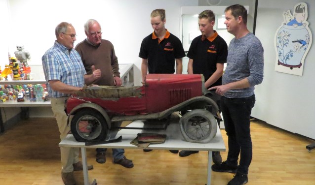 De te restaureren trapauto, type Vauxhall, met (vlnr) Dick Chargois, Jan Messink, Jesse Jaaltink, Ruben Dey en Tonny te Winkel. Foto: Josée Gruwel