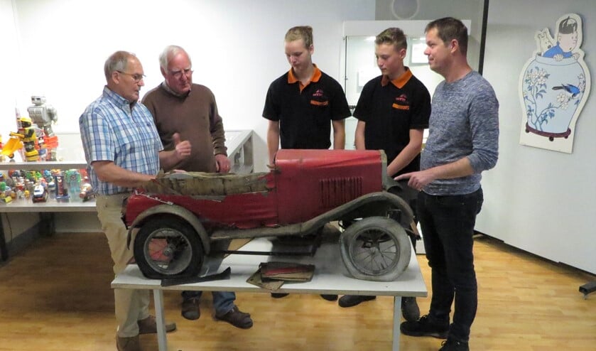 De te restaureren trapauto, type Vauxhall, met (vlnr) Dick Chargois, Jan Messink, Jesse Jaaltink, Ruben Dey en Tonny te Winkel. Foto: Josée Gruwel
