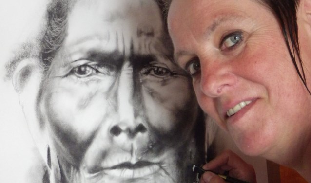 Hilda Haselberg bij een schilderij van haar hand. Foto: PR