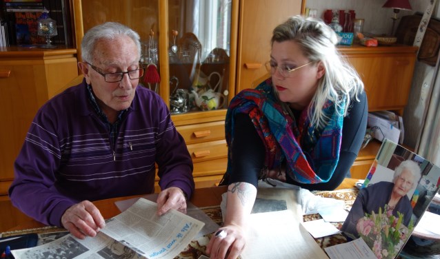 Pleun Kruidenier met Nicole Rouwmaat met foto van zijn overleden vrouw. Foto: Clemens Bielen