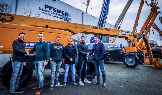 Het begin van een veelbelovende samenwerking. V.l.n.r Ralph Koehorst (directielid Pfeifer Rentals), Martijn Klein Brinke (voorzitter Reurpop), Len Sprukkelhorst (bestuurslid Reurpop), Stein Reulink (bestuurslid Reurpop), Niek Sprukkelhorst (sponsorcommissie Reurpop) en Wesley Helmers (manager Pfe