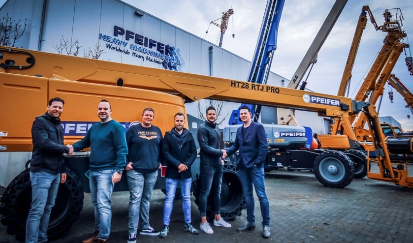 Het begin van een veelbelovende samenwerking. V.l.n.r Ralph Koehorst (directielid Pfeifer Rentals), Martijn Klein Brinke (voorzitter Reurpop), Len Sprukkelhorst (bestuurslid Reurpop), Stein Reulink (bestuurslid Reurpop), Niek Sprukkelhorst (sponsorcommissie Reurpop) en Wesley Helmers (manager Pfe