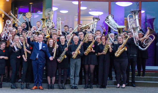 Muzikanten en oud-muzikanten van Unity, het opleidingsorkest van Eendracht, met hun dirigent Gerd Wensink. Foto Anouk Kots
