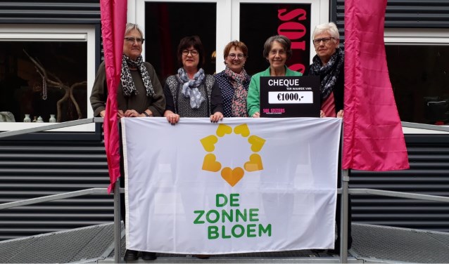 De SOL Sisters hebben een mooie cheque voor de Zonnebloem Harreveld. Foto: eigen foto