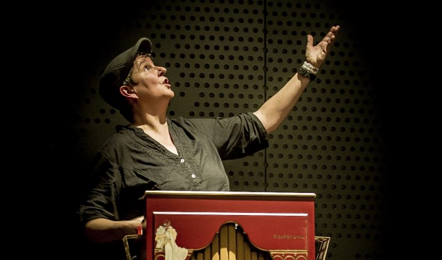Xandra Storm met haar Orgue de Barbarie. Foto: Edwin Hunter