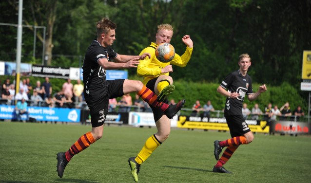 Duel tijdens DOS Kampen en FC Zutphen zat. 1. Foto: Hans ten Brinke
