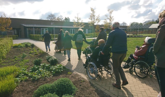 Vrijwilligers Present wandelen met bewoners. Foto: Present Winterswijk