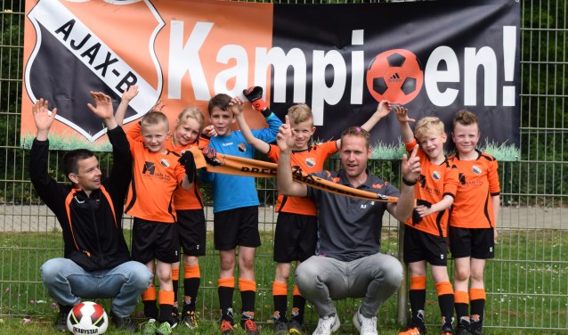Het jonge Ajax-team dat kampioen werd. Foto: PR