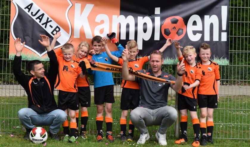 Het jonge Ajax-team dat kampioen werd. Foto: PR