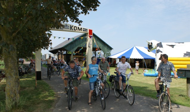 De Bekveldse fietstocht start na de koffie met lekkers. Foto: Leo van Dam