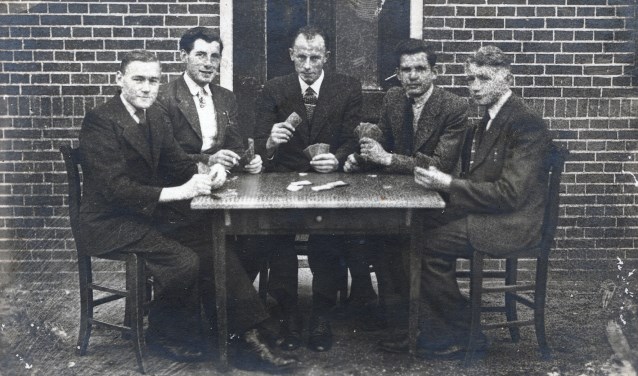 Wie zijn deze kaartende heren? Foto: Oudvragender.nl