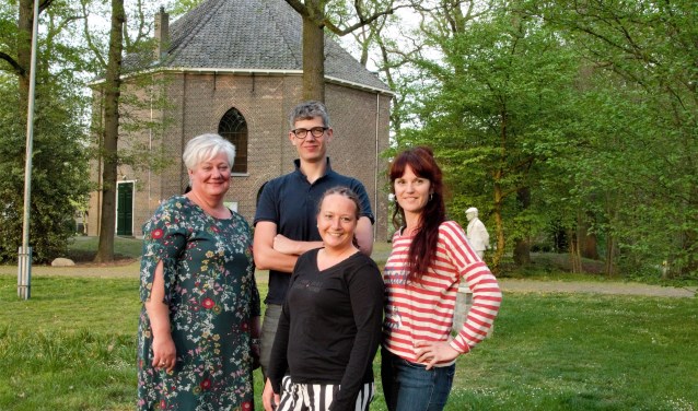 Initiatiefneemster Pauline van Veen (links) met andere betrokkenen bij de Kluntjespot in Haarlo. Foto: PR