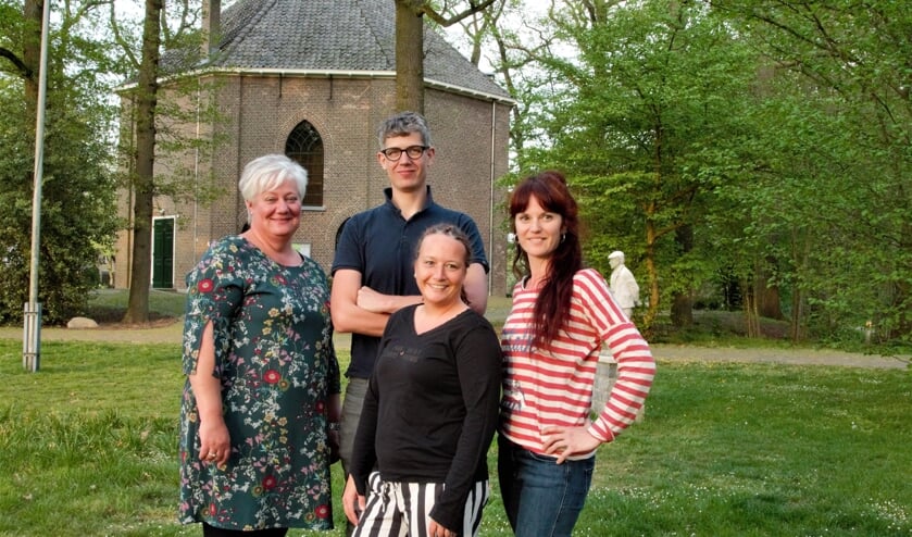 Initiatiefneemster Pauline van Veen (links) met andere betrokkenen bij de Kluntjespot in Haarlo. Foto: PR