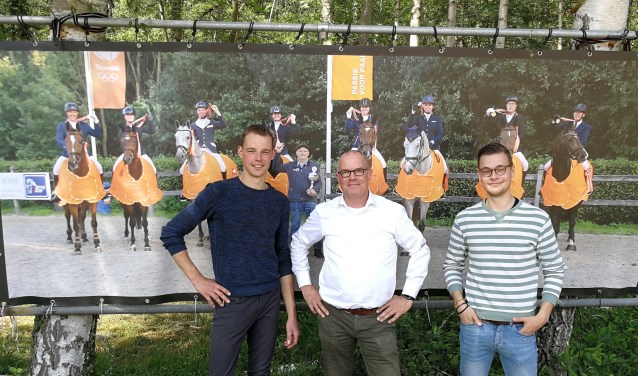 Organisatoren Wouter Hermelink, Hans Rosenbrand en Lars Temmink voor de foto van het kampioensteam 2018. Foto: Rob Weeber