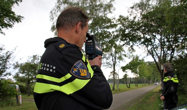Snelheidscontrole wordt uitgevoerd met de lasergun, hier op de Kuiperstraat in Halle. Foto: Liesbeth Spaansen