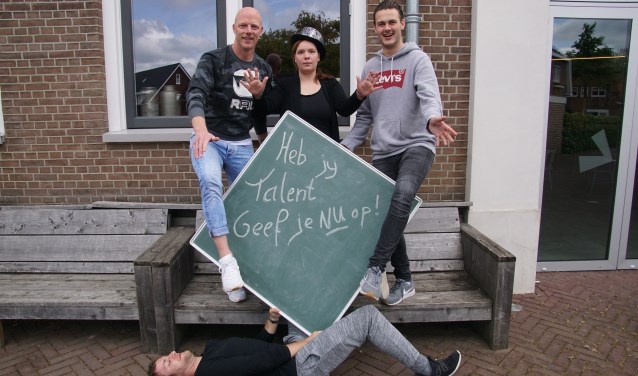 De organisatoren van Dinxper's got talent, net zo verrassend vastgelegd op de foto als het programma belooft te worden. Foto: Frank Vinkenvleugel