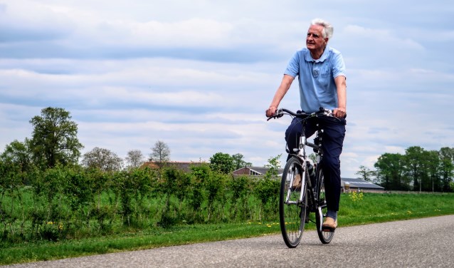 Jos Cramer (77) uit Nieuwerkerk aan den IJssel houdt van fietsen én van de Achterhoek. Foto: Luuk Stam