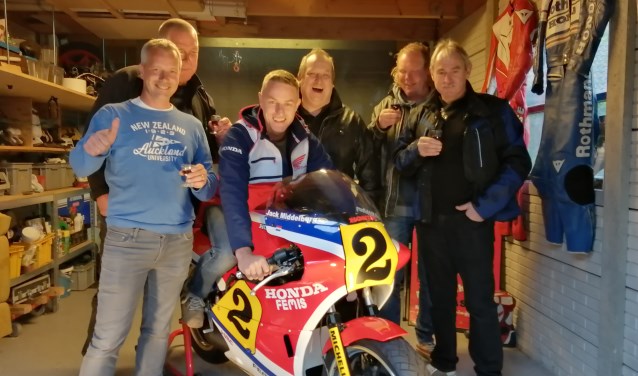 Frank Morsink op zijn 'Jack Middelburg motor' te midden van zijn klusvrienden. Foto: Nathalie Oude Luttikhuis