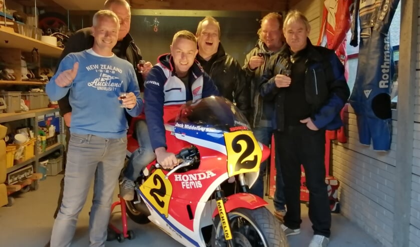 Frank Morsink op zijn 'Jack Middelburg motor' te midden van zijn klusvrienden. Foto: Nathalie Oude Luttikhuis