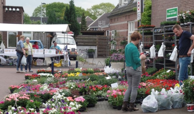 De bloemenhandelaar had nog steeds een goede 'handel' tijdens de Meimarkt. Foto: Jan Hendriksen.