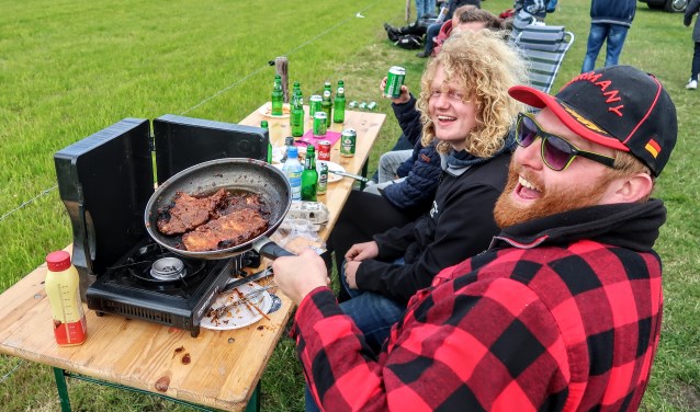 Een groep Puttense vrienden zorgde zelf voor wat te eten aan de rand van het circuit. Foto: Luuk Stam