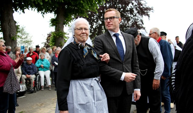 Dagelijks bestuurslid van Wi'j Eren 't Olde, Gerrie Luesink-Nijenhuis danst met wethouder Willem Buunk. Foto: Achterhoekfoto.nl/Liesbeth Spaansen