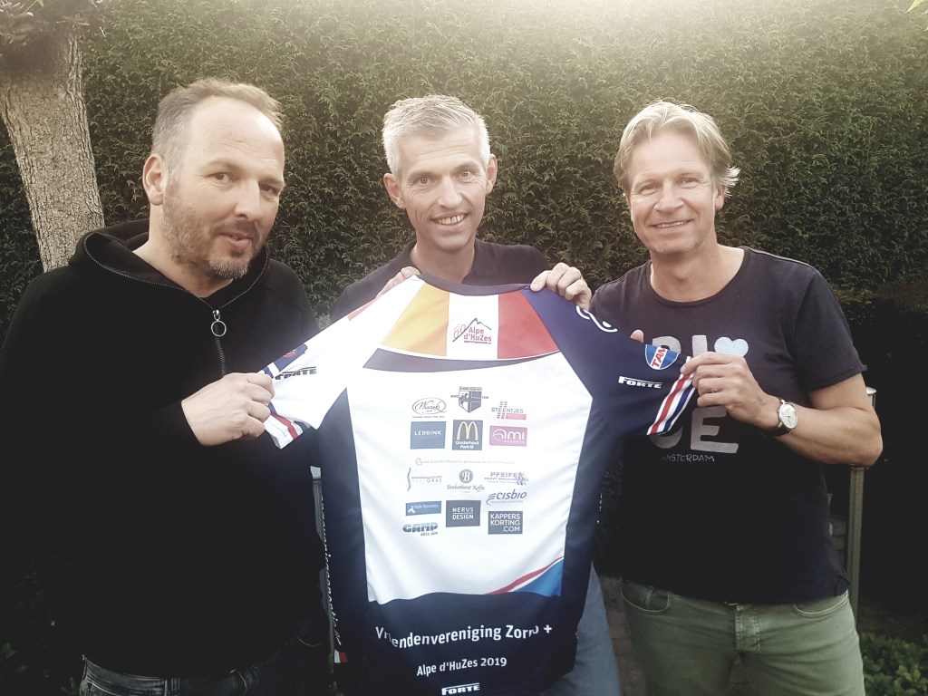 Vlnr. Ivo Versteegen, Koen Wissink en Ronald Buesink gaan samen met 7 vrienden deelnemen aan de Alpe d'Huzes. foto: Kyra Broshuis
