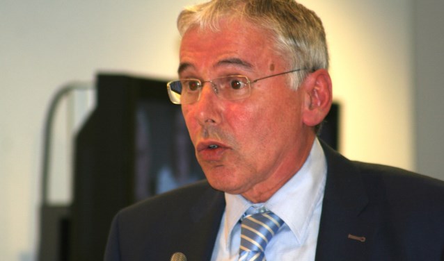 Wethouder Bonsen verdedigt het raadsvoorstel over de sloop van het Rabogebouw. Foto: Kyra Broshuis