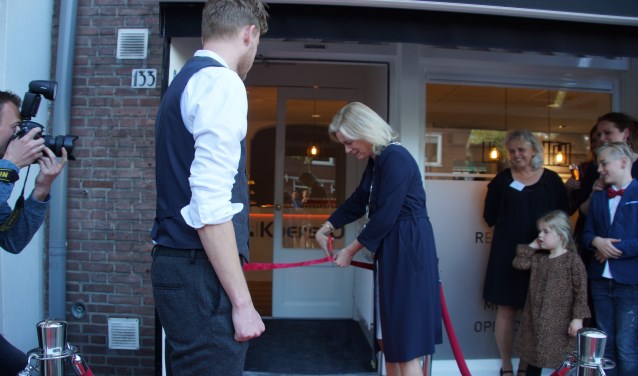 Burgemeester Vermeulen ging graag in op de uitnodiging om de nieuwe plek te openen. Foto: PR