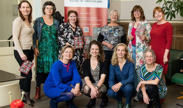 Staand, derde van rechts, Josan Meijers, hurkend links Gerda Brethouwer van het Nationaal Onderduikmuseum, en tweede van rechts Esther Ruesen, Stadsmuseum Doetinchem. Foto: Nel Schoon