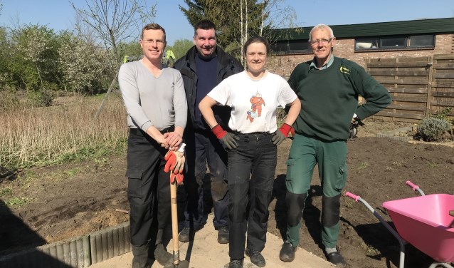 De klus in de tuin werd door de wethouder en vrijwilligers geklaard. Foto: Present Bronckhorst