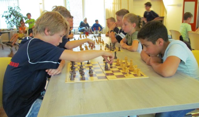 Concentratie bij het schoolschaaktoernooi. Foto: Rob Stevens