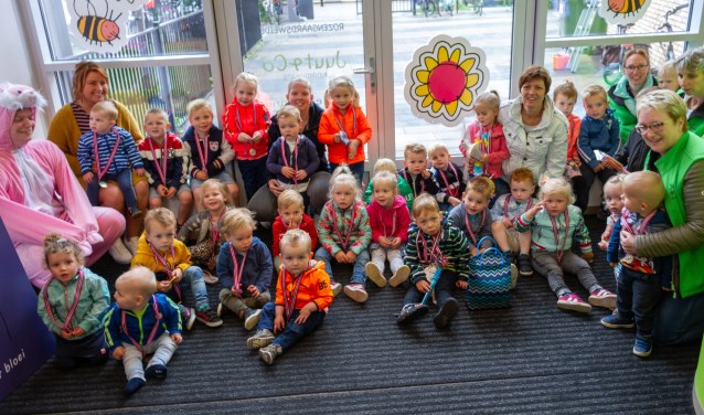 Alle deelnemertjes en de leidsters zitten nog even bij elkaar na de vierde dag van de peuter4daagse. Foto: Liesbeth Spaansen