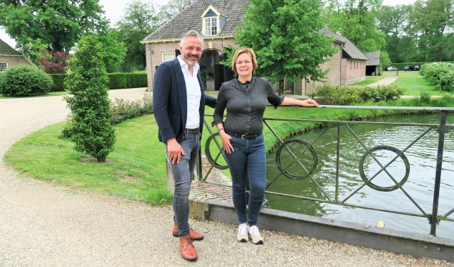 Dennis en Baukje Rondeel van Zaviro - Zakelijk Vitaal, staand voor Het Koetshuis op het Landgoed Zelle. Foto: Theo Huijskes