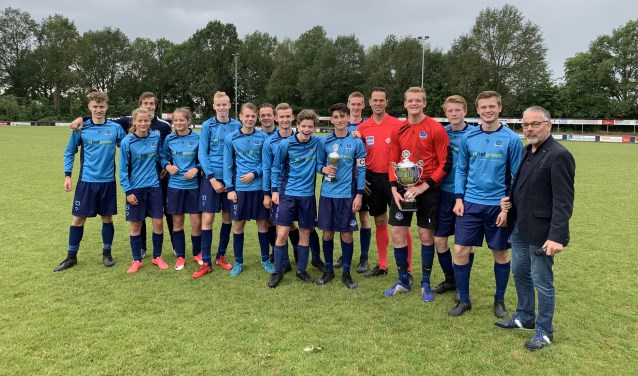 Bronckhorst Jeugdvoetbaltoernooi voor JO17 is gewonnen door Basteom, hier met topscheidsrechter Bas Nijhuis en wethouder Evert Blaauw. Foto: VV Zelhem