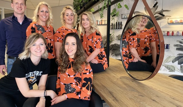 Luc Helmink (eigenaar) en Elserieke Dales (marketing manager) met het team van TEASE: Lieke Siebelink (salonmanager), Cheryl Deckert, Dana Berkelder en Merle van de Kleut. Foto: PR