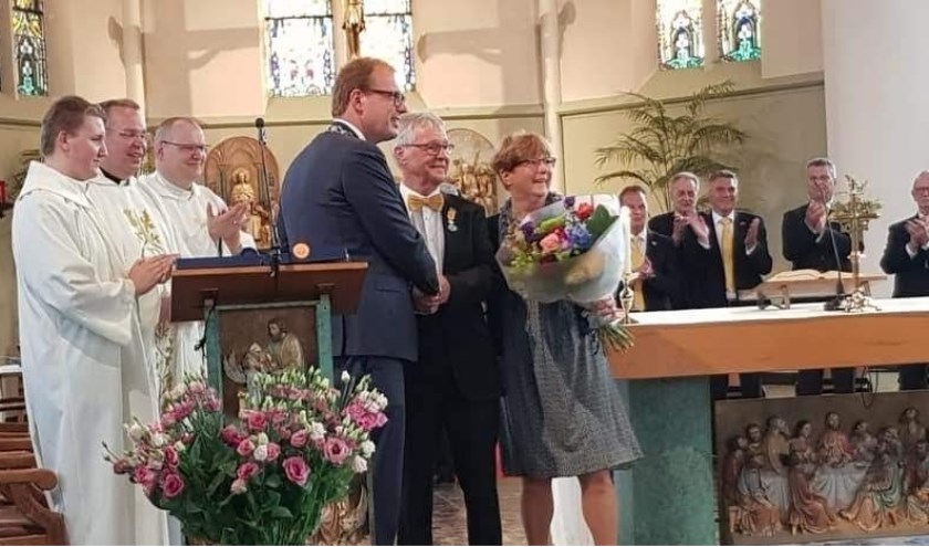 In het bijzijn van zijn vrouw ontving Bart Risavy de koninklijke onderscheiding uit handen van burgemeester Mark Boumans. Foto: PR