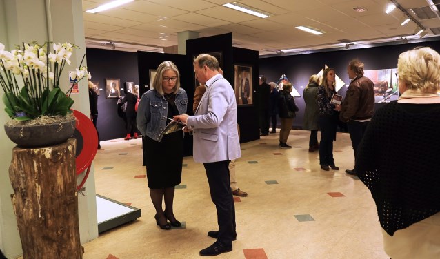 Bezoekers in de galerie De Smidse waarin de kunstwerken over Mathilde te zien zijn. Foto: PR