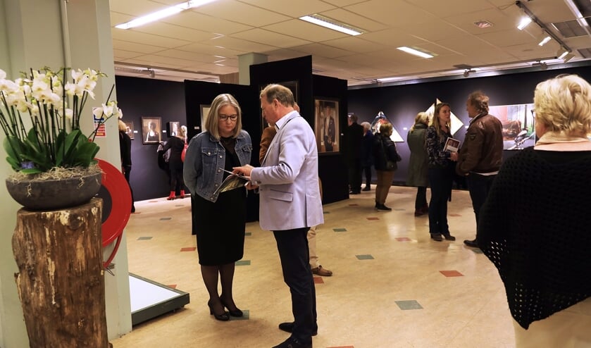 Bezoekers in de galerie De Smidse waarin de kunstwerken over Mathilde te zien zijn. Foto: PR