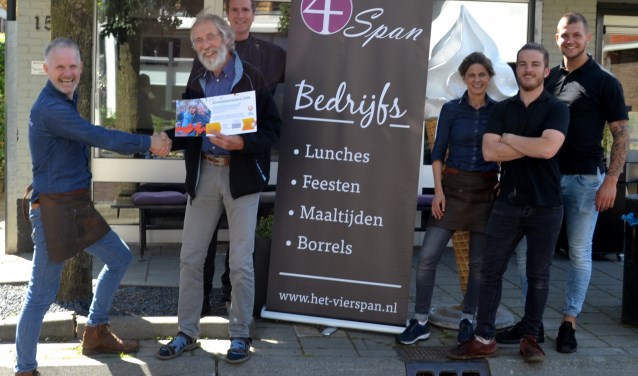 Het eerste lot van de Zonnebloemloterij voor de eigenaren van 't Vierspan. Foto: Jaime Lebbink