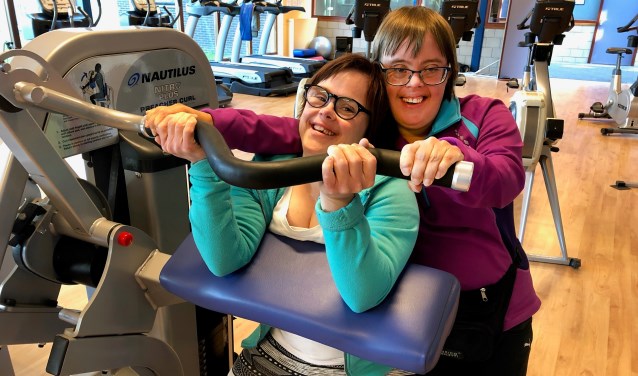 Tenny van der Voorn en Joyce van Eldik trainen voor de Achterhoekse Unieke Spelen. Foto: Miriam Szalata
