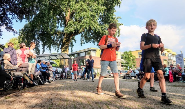 Deelnemers aan de Hengelose avondvierdaagse konden donderdag bij woonzorgcentrum De Bleijke wat lekkers krijgen. Foto: Luuk Stam
