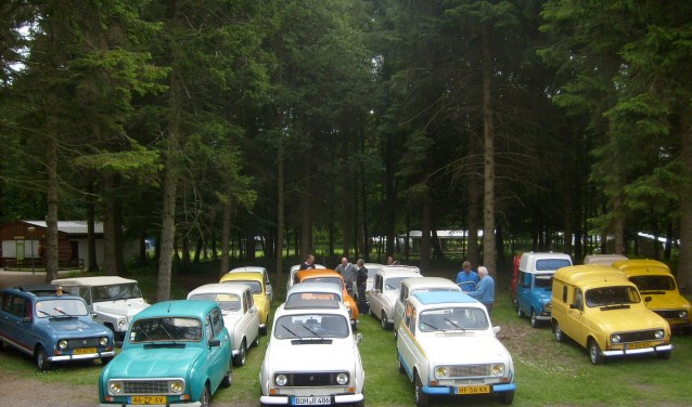 De Renault 4 club tijdens een eerdere bijeenkomst. Foto: Matthieu Notten