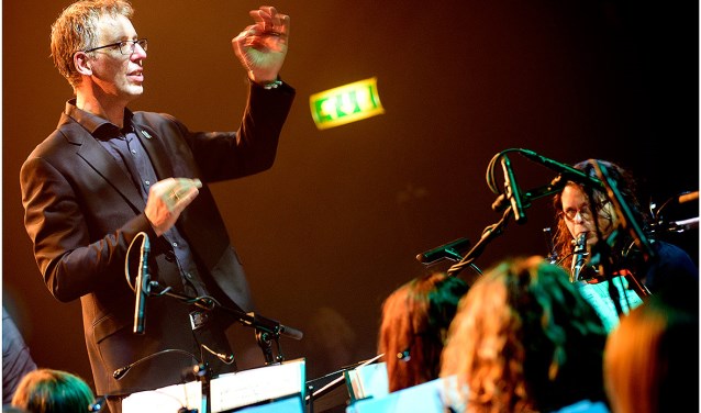 Dirigent Henk-Jan Heijnen van het A-orkest van Harmonie Ulft en is gemaakt tijdens het Top2000 concert in 2016. Foto: René Moorman