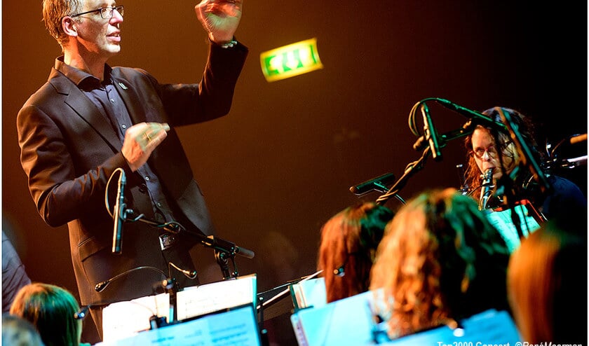 Dirigent Henk-Jan Heijnen van het A-orkest van Harmonie Ulft en is gemaakt tijdens het Top2000 concert in 2016. Foto: René Moorman