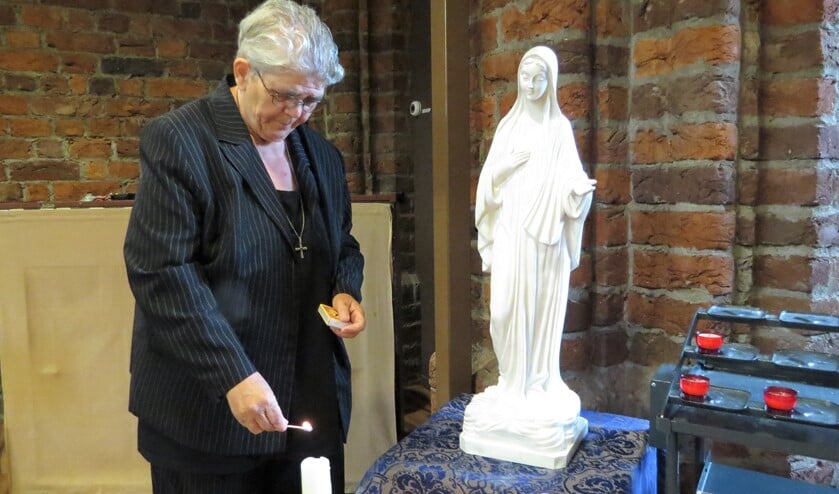 Pastoraal werker Mia Tankink laat de kaars bij het Mariabeeld graag branden. Foto: Josée Gruwel