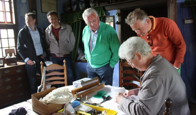 Lies Schutte maakt knipmutsen op. Foto: Ben Tragter