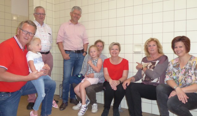 Henk Groote (Raadslid Lijst Groot Montferland) met Ivy, Henk Tomas (Commissielid VVD), Peter Wagelaar (Voorzitter Laetare), Debby te Kaat (Voorzitter Sportvereniging Wilskracht) met Mila, Miranda van Balveren (Raadslid Lokaal Belang Montferland, LBM), Dini Burgers (Raadslid PvdA) en Ellen Witt (ComCommissielid LBM) zittend (vlnr) op de verouderde warmwaterbuis bij de nostalgische zeepbakjes. Foto: Pauline Redlich