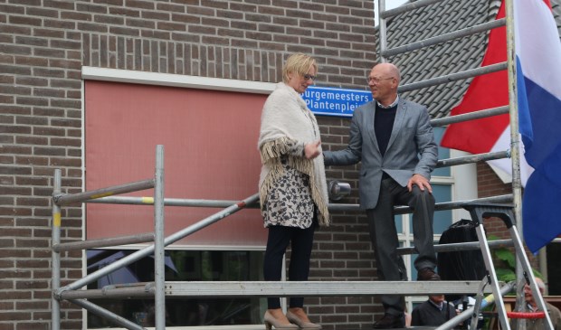 Burgemeester Marianne Besselink schroefde het nieuwe straatnaambord op De Kei. Foto: Anita Bongers