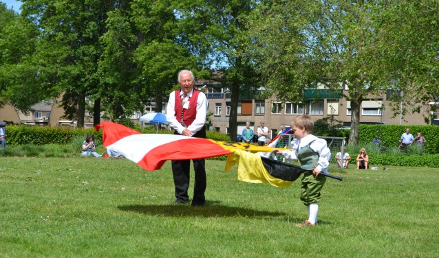 De oudste en de jongste vendelier in een spontaan optreden. Foto: Sven Hans